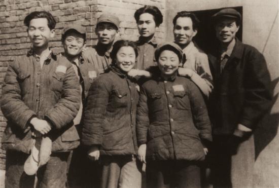 　　1949年，天津画报社全体成员合影。前排左起：伍必端、洪藏爱人、黄山定爱人；后排左起：萧肃、黄培新、黄山定、洪藏、方弘