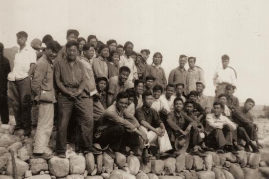 　　1953年，伍必端带领学生下乡，在武安县小冶陶村与任清美合作社长合影。中间站立的白衣老者为任清美