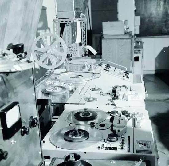 皮埃尔·舍费尔（Pierre Schaeffer）的GRM工作室的磁带设备，1962年