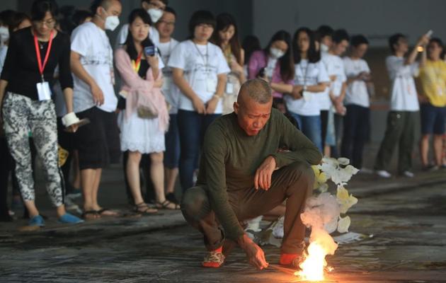 2014年7月24日，中国艺术家蔡国强在上海当代艺术馆点燃用火药制作的新作品。图片： by VCG/VCG via Getty ImagesImages