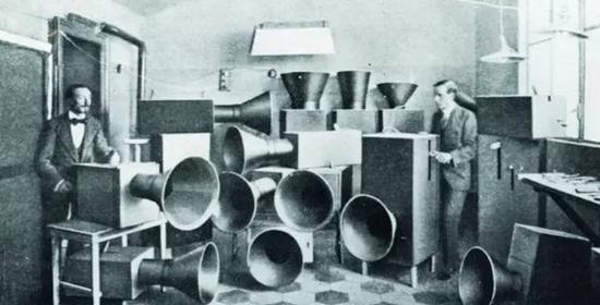 路易吉·鲁索洛和他创造的乐器。照片最初刊登于鲁索洛1913年的书《噪音的艺术》。