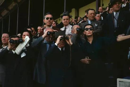 ▲罗伯特·卡帕《Spectators at Longchamp Racecourse》