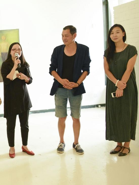 89艺术空间负责人知楠女士(左)、艺术家倪安(中)与策展人大摩(右)