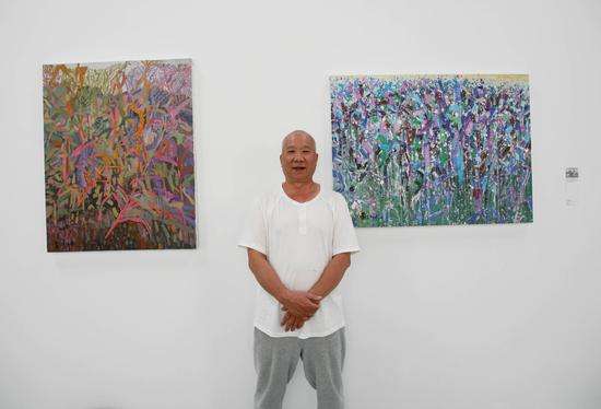 艺术家黄德基在参展作品前