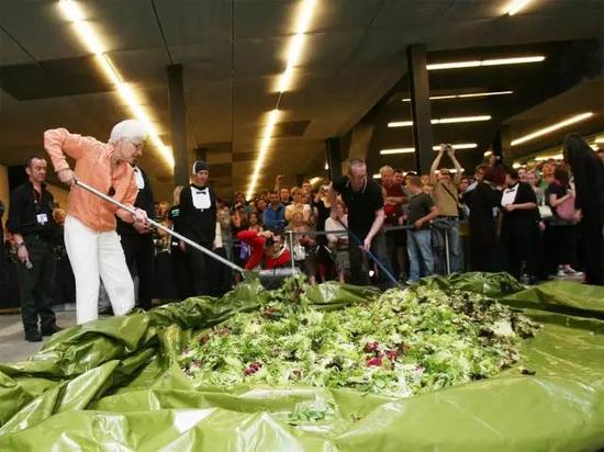 ▲ Alison Knowles. ‘Make a Salad’ performance at the Tate Modern, London, 2008