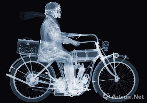 台湾画廊Bluerider Art表示，已有藏家有意向购买Nick Veasey的《Indian Rider》