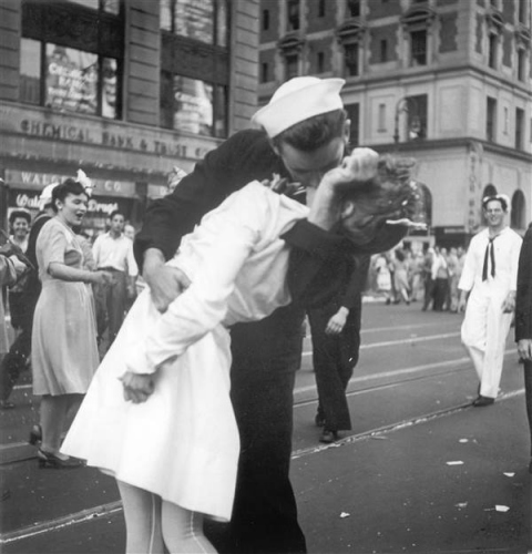 “胜利之吻”的照片成为传世的经典历史画面。（图片来源：美联社）