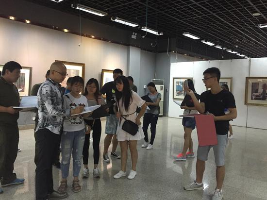 杨佴旻为书画爱好者签名留念