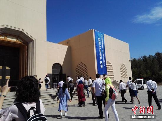 图为北庭高昌回鹘佛寺遗址吸引游客参观。中新社记者 王小军 摄