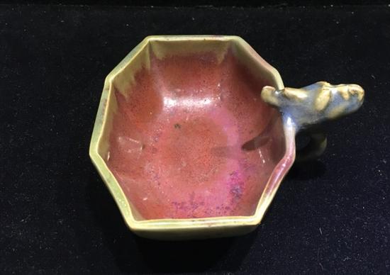 展品:青釉红斑龙柄八方杯 宋-金