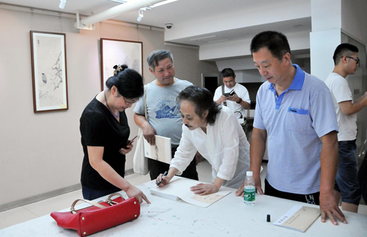 陈国欢为社区市民签名送画册