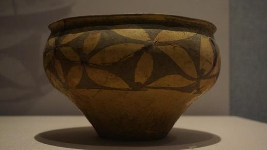 花瓣纹彩陶钵