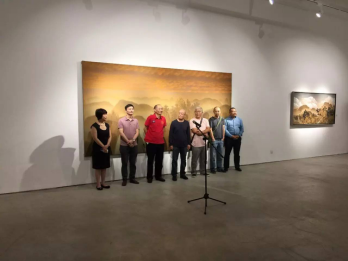 　　左起：ART100 BEIJING艺术中心总经理李彩云、策展人杨卫、百家湖国际文化投资集团董事长严陆根、展览主角高惠君、艺术家夏小万、现在画廊掌门人黄燎原、百家湖国际文化投资集团总裁黄炳良