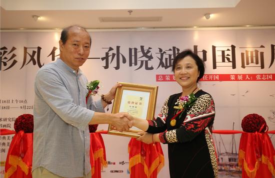 北京视觉经典美术馆馆长吴华女士孙晓斌先生颁发展览证书