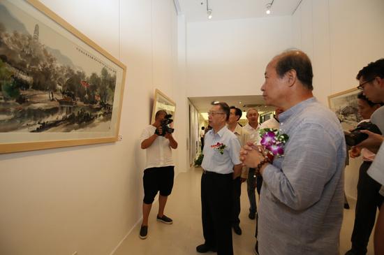 画家孙晓斌向前来参加开幕式的嘉宾介绍自己的作品