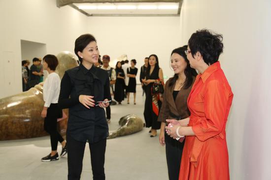 杨澜（左一）在展览现场与北京民生现代美术馆馆长周旭君交流（右一）