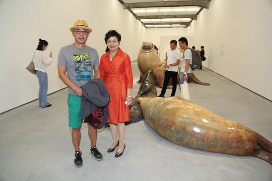 艺术家杨少斌（左）与北京民生现代美术馆馆长周旭君（右）