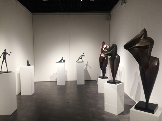 早期金锋的作品里,清晰的留着二十世纪西方雕塑大师的痕迹:罗丹、布朗库西、贾科梅第……那是八十年代中国学院派精英的成长路径。他们从《美术译丛》、《美术》等文献里如饥似渴的吸收着失去交流很久的西方现代文明。他们看不到原作,只能凭借印刷不精的图片和想象,缩短与世界的距离。