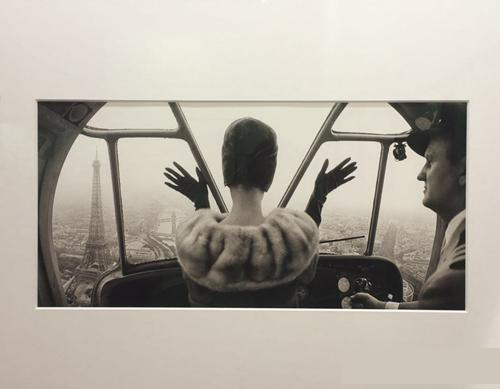 伦敦摄影画廊Augusta Edwards Fine Art带来诺曼·帕金森的重印作品《巴黎上的卡丹帽》