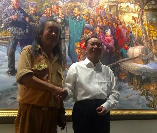 西藏自治区党委常委、拉萨市委书记齐扎拉（右）和曹勇大师在《重返梁家河》前亲切交谈