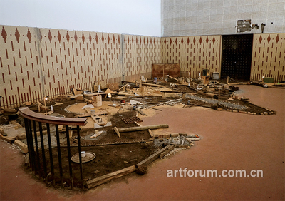 Youssef Limoud,《木卡姆》 ,2016,综合材料;展览现场,司法宫,达喀尔;达喀尔双年展“Réenchantements”单元;摄影:Ricci Shryock.