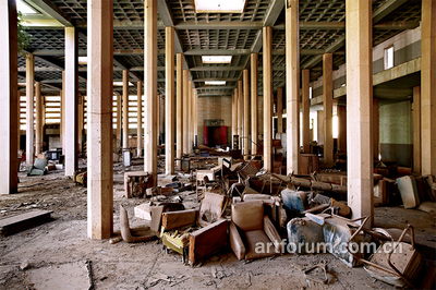 François-Xavier Gbré,《失落阶梯之屋,司法宫,曼纽尔角,达喀尔》,2014,喷墨打印照片, 39 3/8 × 59";选自“轨道”系列,2009-14; “Une collection particulière”,达喀尔双年展卫星展“OFF” .