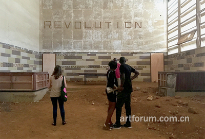 Bill Bidjocka,《最后的晚餐:“不要动它,不要吃它,这不是我的身体……”》,2016,行为表演和综合材料装置; 展览现场,司法宫,达喀尔;达喀尔双年展“Réenchantements”单元,摄影: Margaux Huille.