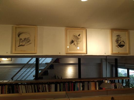 用黑色喷漆和各种黑色铅笔绘制而成,尺寸在28x21cm内,创作时间在1989/1990年