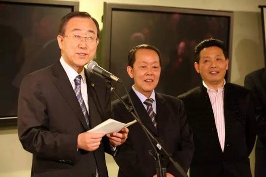 　　2007 年3 月，中国外交部邀请吴欢代表吴氏家族在纽约联合国大厦举办“吴氏家族中国书画展”，图为联合国秘书长潘基文在书画展开幕式上致辞。
