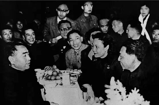 1957 年，在北京举行的迎春茶话会上，周恩来总理与吴祖光讨论他导演的电影《梅兰芳舞台艺术》。