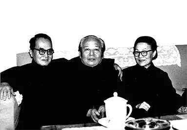 吴祖光与钱钟书、杨绛夫妇合影。