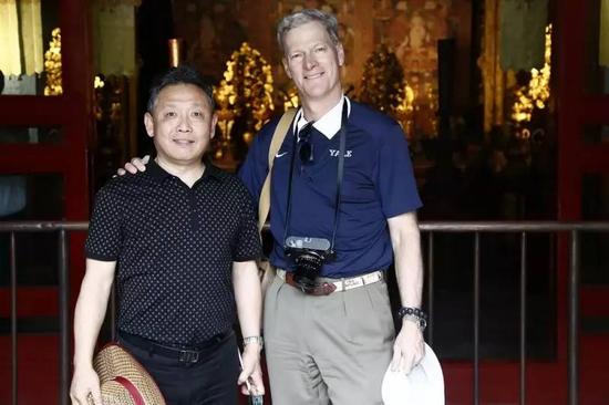 2016 年5 月，吴欢与美国洛克菲勒家族传人史蒂文·洛克菲勒在故宫进行艺术创作采风时合影。