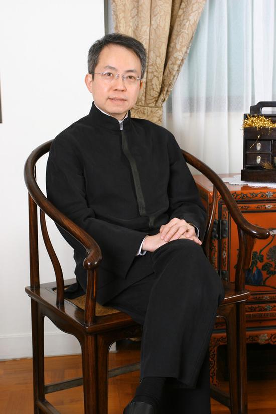 IMG_6277_副本刘柱柏医生 香港心脏专科医生,晏如居主人。 生于香港,毕业于香港大学医学院,曾留学英国。 古诗词爱好者,明式家具收藏家。