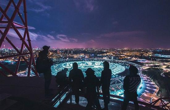 一群楼顶摄影师凝望着东伦敦斯特拉特福德的奥林匹克体育场