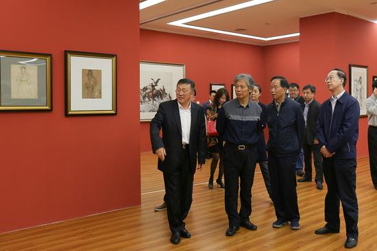 崔晓东馆长和贾春旺先生（右二）、左中一先生（右一）、唐勇力先生（左二）在展览现场