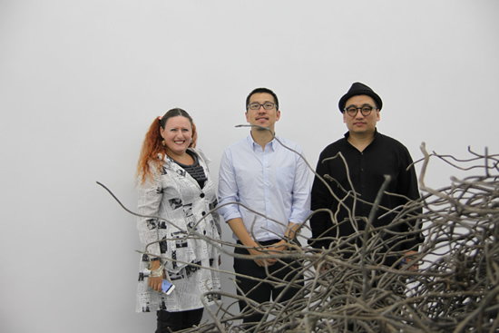 嘉宾合影 左起：策展人瑞秋·芮斯·沃洛荷、艺术家卢征远、艺术总监李振华