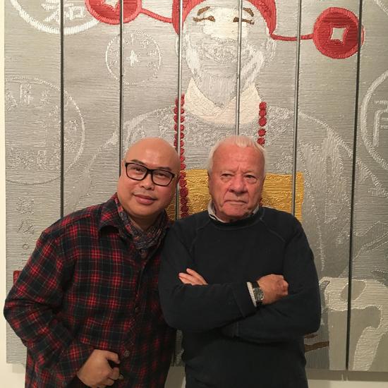 艺术家：刘大嗨与策展人：奥利瓦在作品前合影