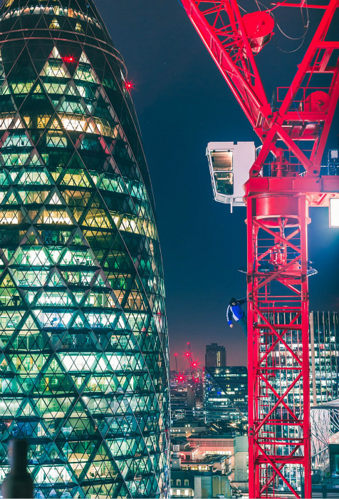 　一位大胆的人爬上起重机脚手架上俯瞰伦敦“小黄瓜”（伦敦的一栋标志建筑）