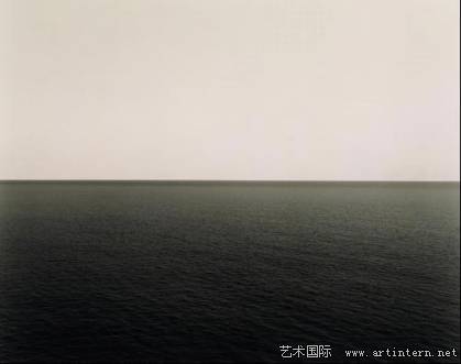 图13杉本博司《海景》之一，摄影，(Seascapes,1980-2002)