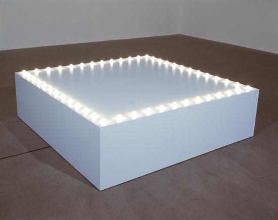 　　《“无题”(舞场)》
费利克斯·冈萨雷斯-托雷斯，1993年，灯泡、瓷灯口、变光器、电线，总尺寸可变。德国柏林，霍夫曼收藏。 