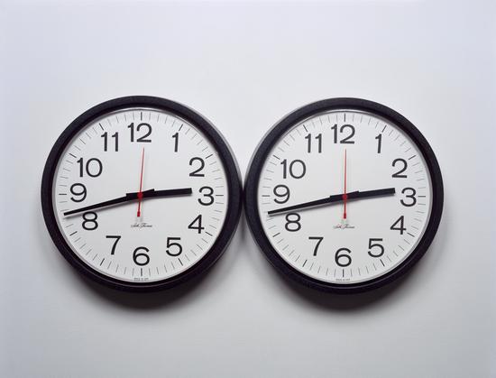 　《“无题”(完美爱人)》
费利克斯·冈萨雷斯-托雷斯，1987-1990年，壁钟共计34.3 × 68.6 × 3.2厘米，两部分直径各 34.3 厘米，3 版，1 AP 版，第1 AP版。美国马里兰州波多马克，格伦斯通博物馆。