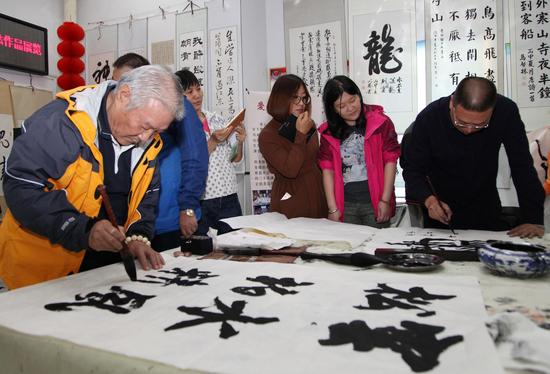 中国文化义工书画团高级艺术顾问、资深篆刻书法家刘俊华先生与爱心书法课堂发起人、北京清雨书画院常务院长王胜利老师在展览笔会现场创作