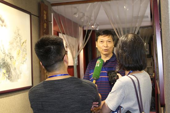 附图4、菱花馆艺文社社长王云在接受记者采访