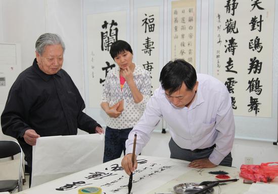 北京清雨书画院院长范德俊先生在展览笔会现场创作