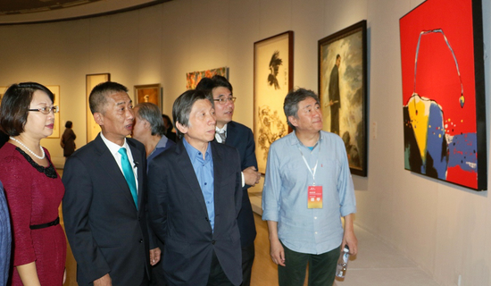 范迪安、谭平、孙杰、邓国源、郭振山在展览现场观看作品。