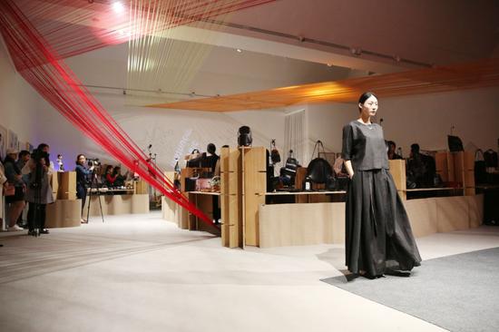 　　开幕式现场服装设计师张茜带来了道儿和最己两个品牌，奉献了一场名为“远山黛”的时装秀，掀起了活动的高潮