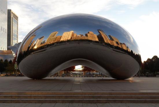 安尼什·卡普尔，《云门》（Cloud Gate），2006。图片：Wikimedia Commons