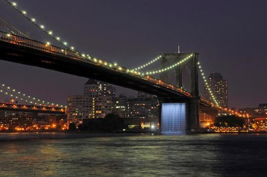 奥拉维尔·埃利亚松（Olafur Eliasson），《纽约瀑布（布鲁克林桥）》（The New York City Waterfalls ，2008）。图片：Julienne Schaer， Courtesy Public Art Fund