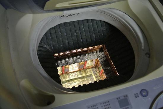 张湘溪《天井》洗衣机装置；综合材料；55×55×88cm；2012
