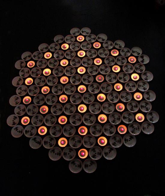韩行《和谐社会》瓷盘烟熏技术、蜡烛；尺寸可变；2016